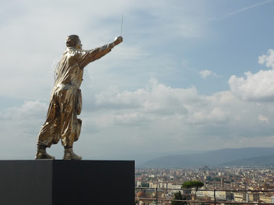 Estatua de Jan Fabre de un director de orquesta dirigiendo a la ciudad de Florencia desde el Belvedere