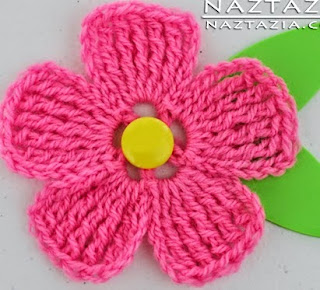 http://translate.google.es/translate?hl=es&sl=auto&tl=es&u=http%3A%2F%2Fwww.naztazia.com%2Fdiy-free-pattern-crochet-large-petal-flower.html