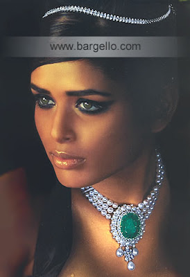 Pakistani Model Girl With Black Neckles Pic