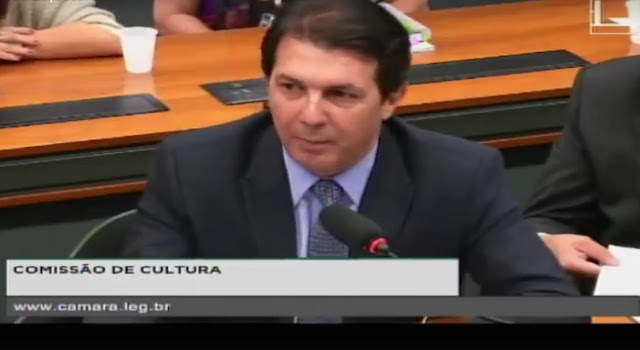 Em audiência conjunta de três comissões da Câmara, realizada ontem (21) para discutir os rumos da Empresa Brasileira de Comunicação (EBC), o deputado federal Arthur Oliveira Maia (PPS-BA) citou em sua fala o colunista da Veja Reinaldo Azevedo, que classificou como “renomado jornalista”.
A reação do público, formado por funcionários da EBC e integrantes de movimentos sociais, surpreendeu o parlamentar. A maioria dos presentes não disfarçou as risadas e as manifestações de ironia contra Azevedo, provando que o colunista não é tão respeitado quanto imaginava o deputado do PPS.