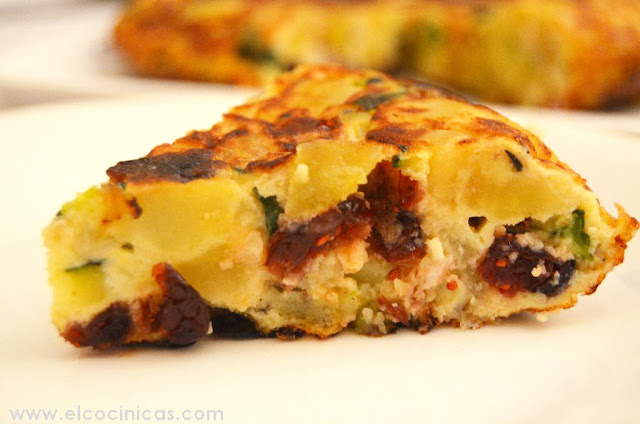 Tortilla de patatas con arándanos rojos y calabacín