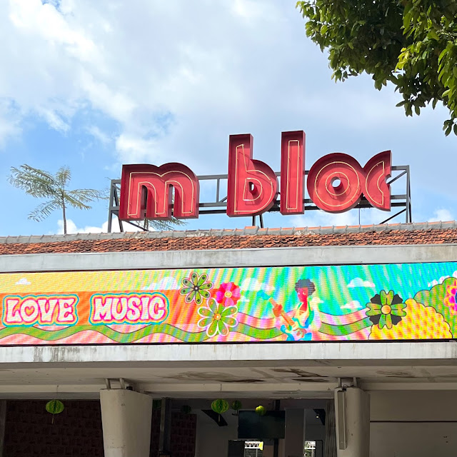 Bagian depan bangunan M Bloc Space. Bangunan putih dengan papan tulisan "M Bloc" merah