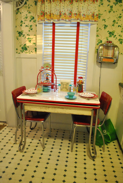 Flashback Summer:  Retro Kitchen Highlight!