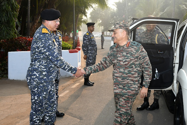 जनरल अनिल चौहान CDS ने पूर्वी नौसेना का एक दौरा किया है।
