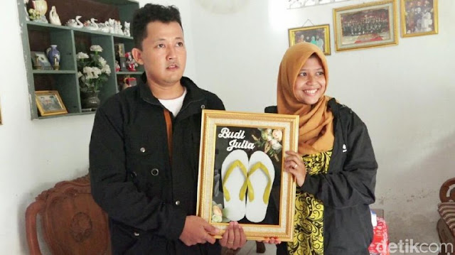 Bikin Adem, Pasangan Ini Beberkan Alasannya Menikah dengan Mahar Sepasang Sandal Jepit