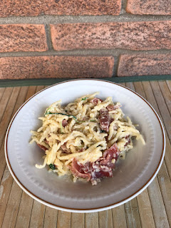 Trofie panna, speck, rucola e patate. primo piatto autunnale o invernale gustoso e sostanzioso