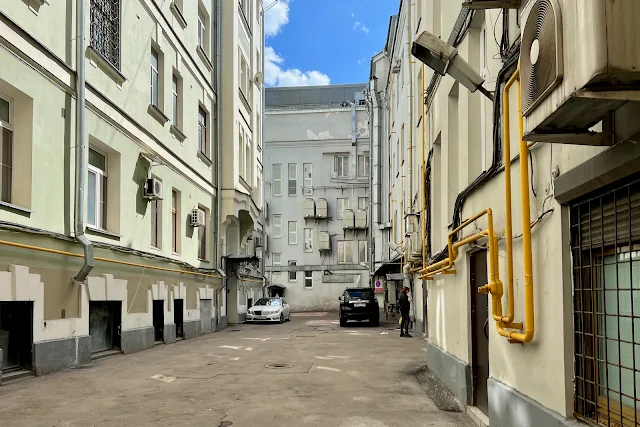 Столешников переулок, улица Большая Дмитровка, дворы, слева – бывший доходный дом П. П. Мозгина (построен в 1911 году), справа – бывший жилой дом жилищного кооператива «Правдист» (построен в 1926 году)