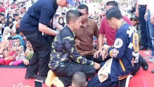 Tangan Luka Kena Cakar Warga, Jokowi Masih Sapa dan Salami Masyarakat Kendari