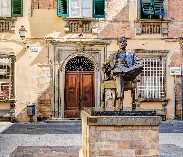 Estatua de Puccini en Lucca, Toscana