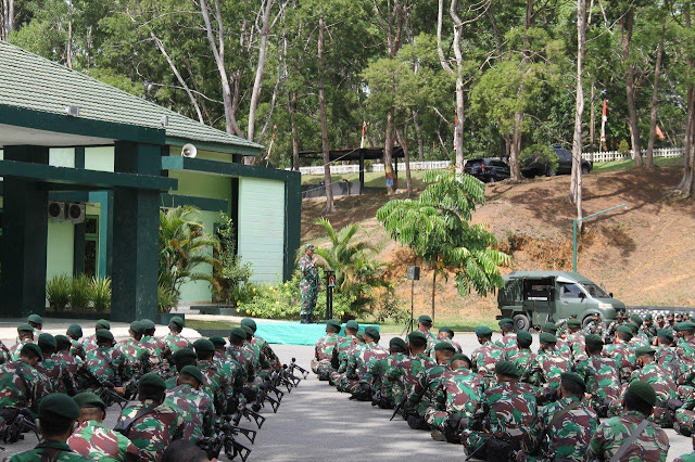 Izak Pangemanan Tekan Satgas Pamrahwan Yonif Para Raider 432 Tangani Konflik Tanpa Kekerasan.lelemuku.com.1.jpg
