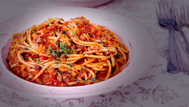 ESPAGUETTI CON CARNE MOLIDA Y ALBAHACA