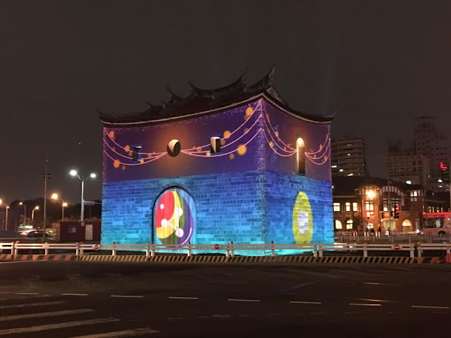 The light sculpture show at Taipei Old North Gate.