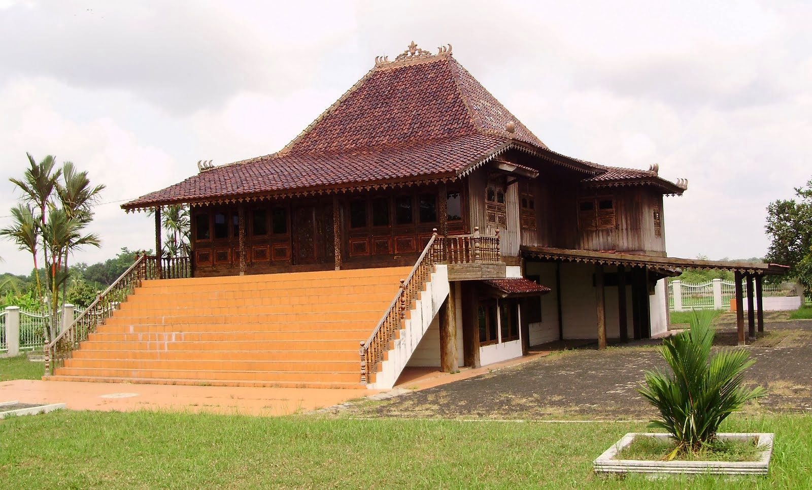 Gambar Rumah Adat Riau - Gambar C