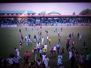  Fans of Kano Pillars curse chaos in Agege Stadium. 
