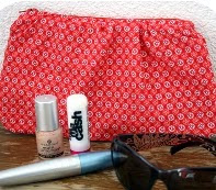 http://translate.google.es/translate?hl=es&sl=nl&tl=es&u=http%3A%2F%2Fhappyinred.blogspot.com.es%2F2012%2F05%2Feasy-rippled-zipper-pouch-tutorial.html