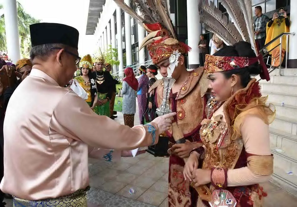 Pakaian Adat Kalimantan Barat Ciri Khas Dan Jenis Jenisnya - Baju adat kalimantan barat