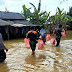 Anggota Koramil Juwana Bersama Anggota Polsek Dan Relawan Bagikan Nasi Kepada Korban Banjir