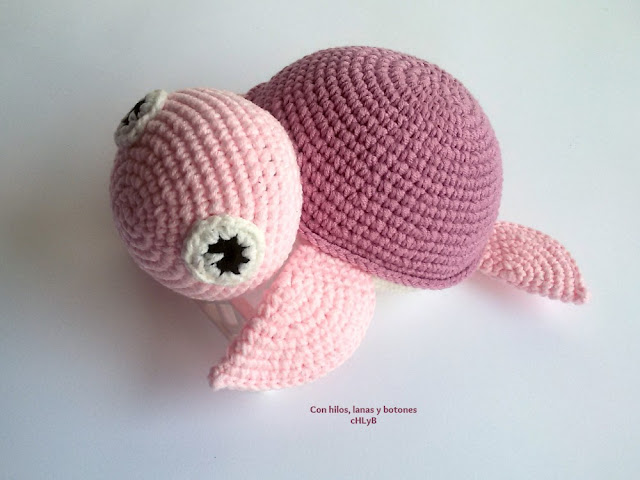 Con hilos, lanas y botones: tortuga de agua amigurumi (Vibemai)