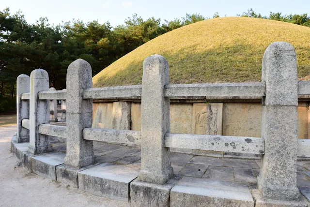 김유신묘 봉분 난간