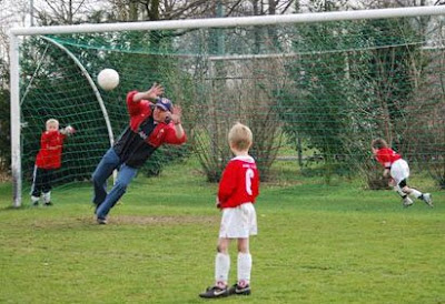 Onze eigen Joop (Eugéne) Hiele doet één keer voor hoe Gomes PSV naar de kwartfinales brengt...