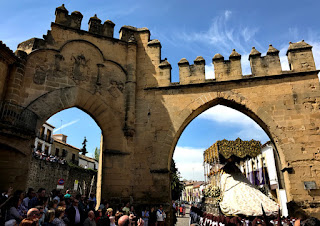 Cofradías es un audiovisual producido por el autor Chico Sánchez con imágenes y sonidos de la Semana Santa de Baeza, en la provincia de Jaen, en Andalucía, una de las más antiguas de España.     En la entrevista el historiador baezano Juan Cruz Ruiz explica el orígen de las cofradías y su relación con la historia de la licalidad de Baeza, una de las poblaciones más importantes de la historia reciente de España