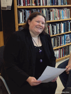 Gro Jeanette Nilsen utlyser skrivekonkurranse på Deichmanske bibliotek avd. Bøler.