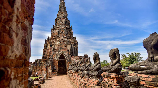 Nhưng cũng có một hình thái kiến trúc khác theo dáng tháp, được gọi là Prang, với chi tiết trang trí cầu kỳ, đa dạng và tinh xảo hơn Chedi. Tại Thái Lan, Prang được xây nên nhiều nhất ở thời kỳ Ayutthaya. Khám phá những tháp Phật theo phong cách kiến trúc Prang đẹp nhất ở Ayutthaya phải kể đến Wat Ratchaburana trong khuôn viên khu công viên lịch sử Ayutthaya, trên đường Chi Kun cạnh Wat Mahathat – ngôi chùa nổi tiếng với hình ảnh gương mặt Phật được cây nuốt đền bao bọc theo thời gian.
