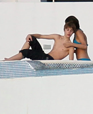 selena gomez y justin bieber besandose. Selena Gómez y Justin Bieber