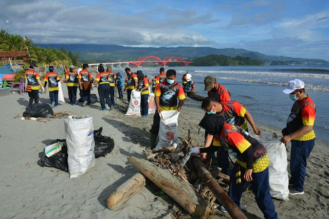 Lantamal X Lakukan Aksi Bersih Pantai di Holtekamp