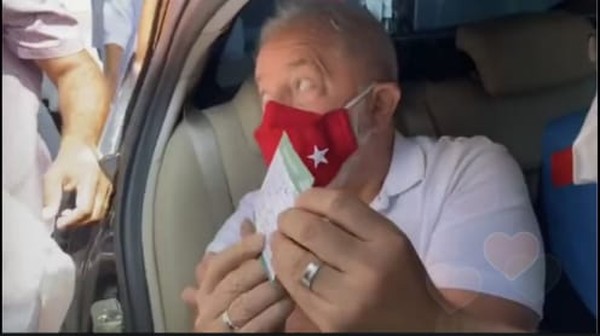Ex-presidente Lula toma 1ª dose da vacina contra o coronavírus 
