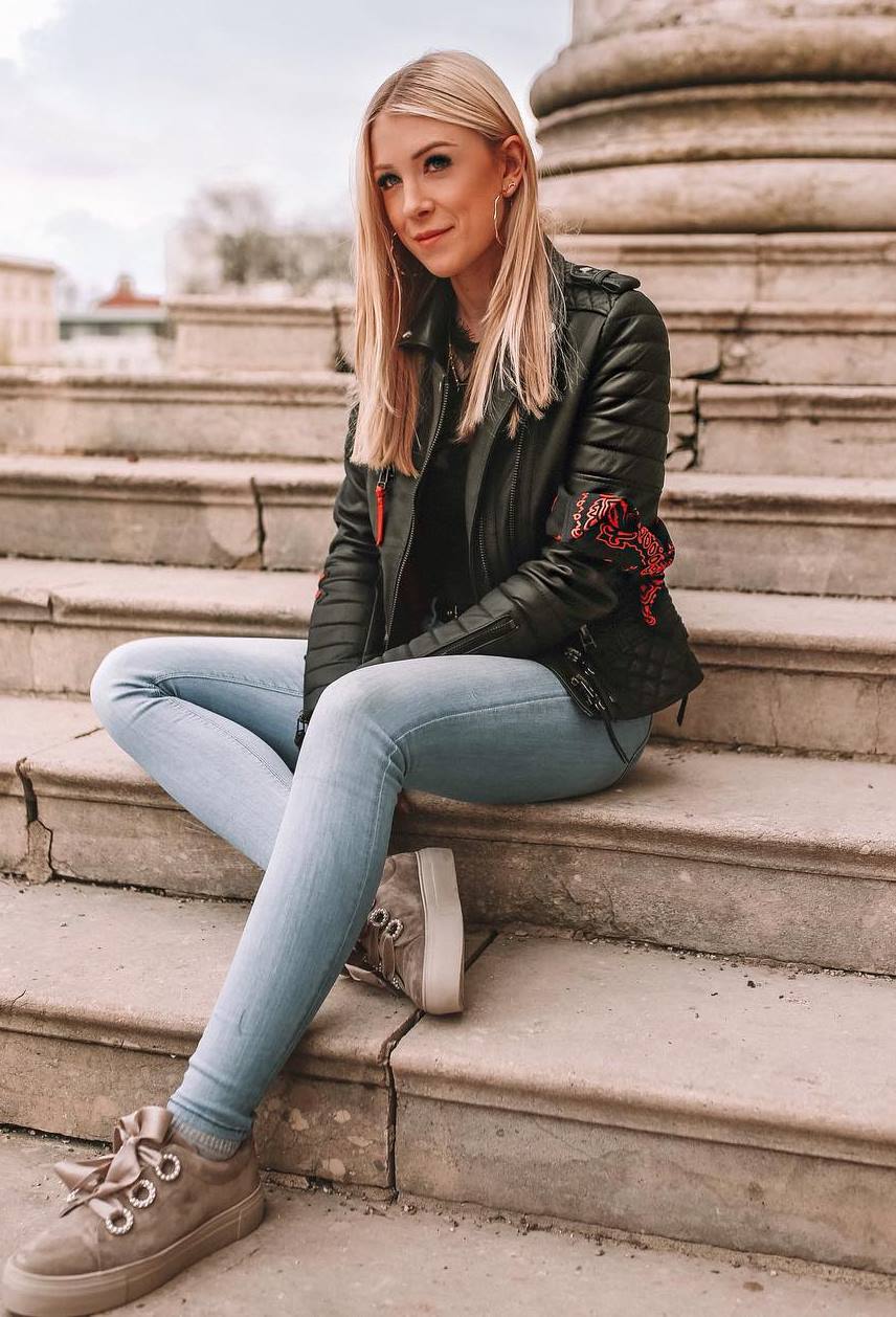casual style addiction / skinny jeans + sneakers + black leather jacket + top