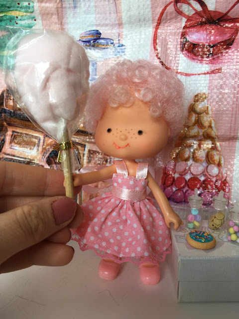 Bonequinha estilo Moranguinho cor-de-rosa com algodão-doce de brinquedo