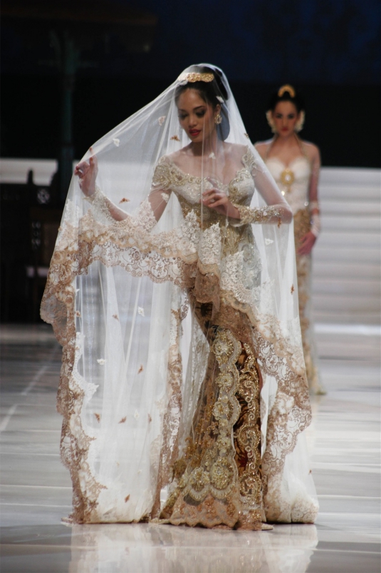 Shes in fashion: ALL ABOUT KEBAYA  INDONESIA NATIONAL DRESS