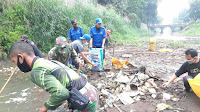 Satgas Sub 10 Sektor 22 Bersihkan Sampah di Sungai Cipamokolan Antapani Tengah