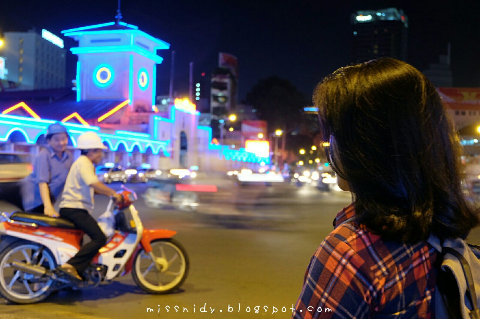 beli oleh-oleh di benh tanh market saigon vietnam