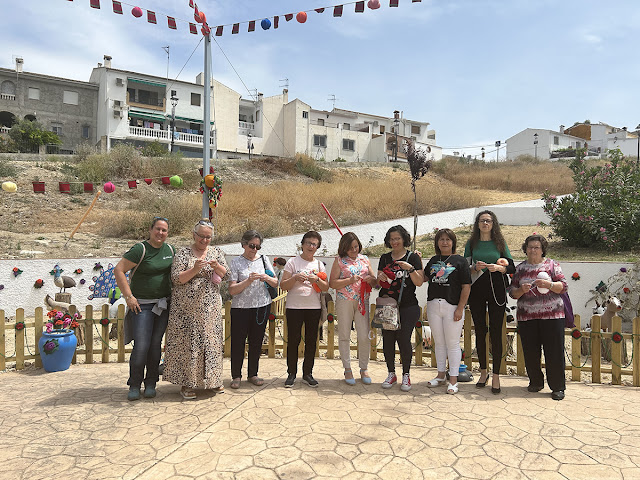 Mujeres de Iznájar haciendo ganchillo para Urban Knitting