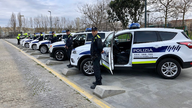 Los agentes posan con los nuevos vehículos