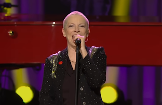 Annie Lennox sings  Elton John cover Border Song at The Gershwin Prize