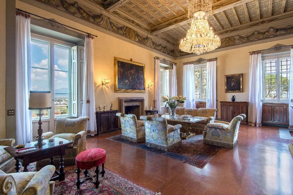 Mona Lisa's villa up for sale in Italy