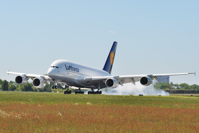 Lufthansa A380-800 Touch Down
