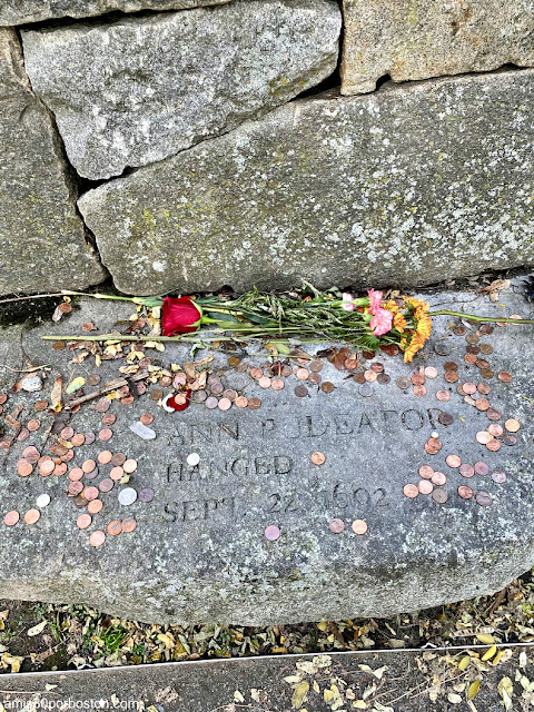 Tumba Simbólica de Una de las Víctimas en el Salem Witch Trials Memorial