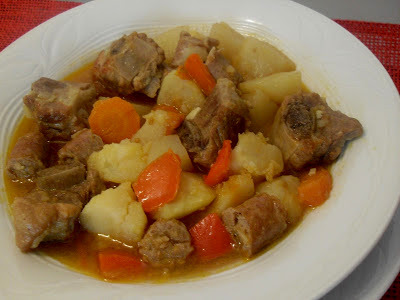 Guiso de patatas con costilla y salchichas