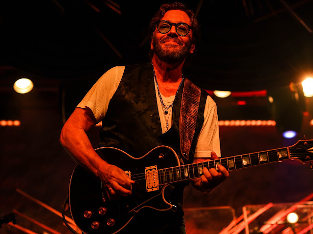 Al DiMeola at Sony Hall on April 12 (photograph by Ehud Lazin)