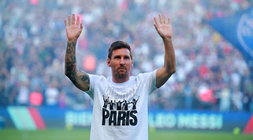 Lionel Messi was introduced to the Paris St-Germain fans #momusicdate