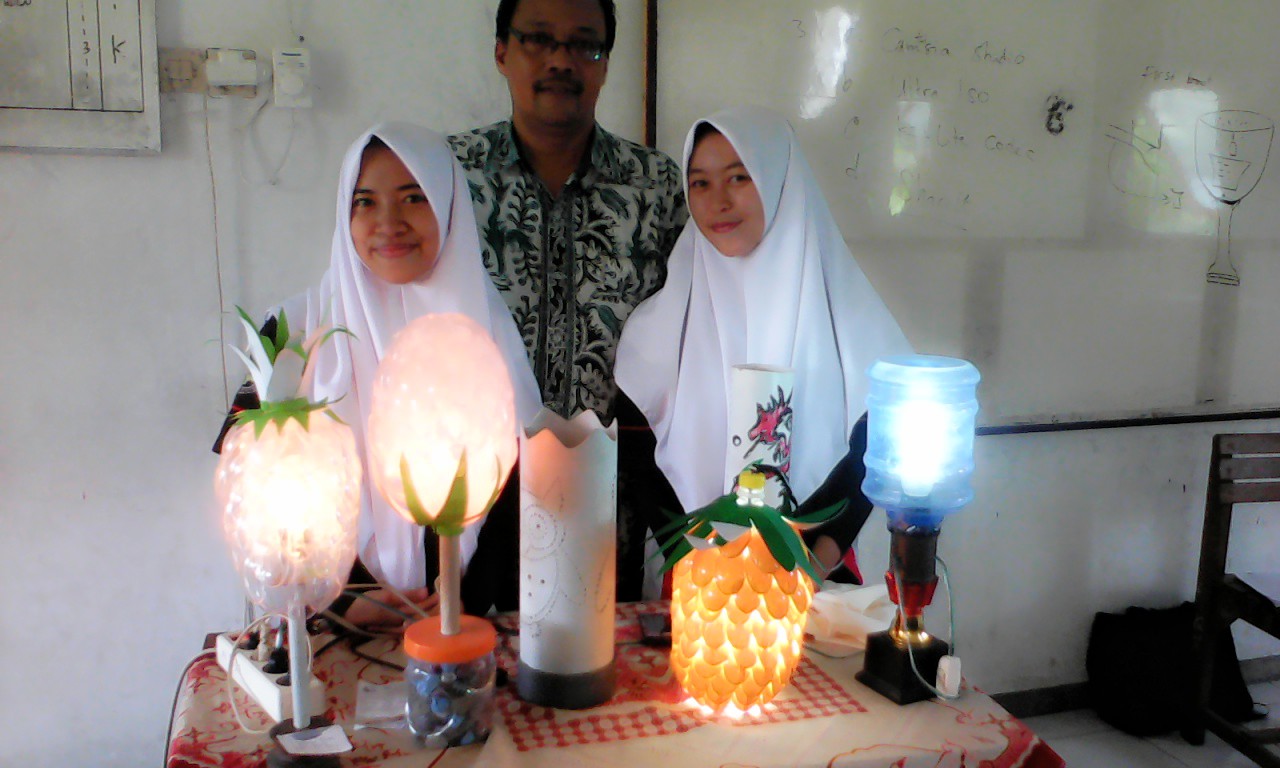 Lampu Lampion  dari Barang  Bekas  Karya Siswa SMK Al Irsyad 