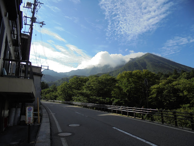 大山夏山登山道に向かって歩きます