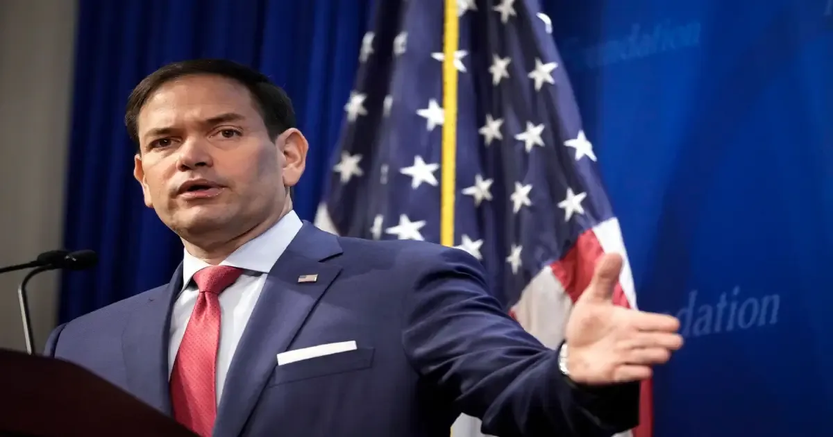 Marco Rubio, senador cubanoamericano, destacando en el Senado de EE.UU. con raíces fuertes y valores conservadores.