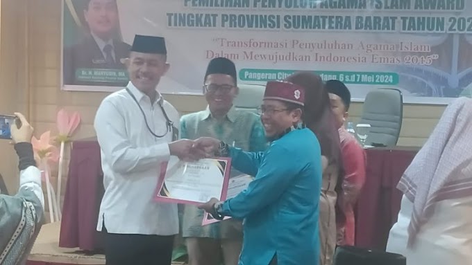 Ali Nurman Terima Anugeraj Penyuluh Agama Award dari Kanwil Kamenag Sumbar