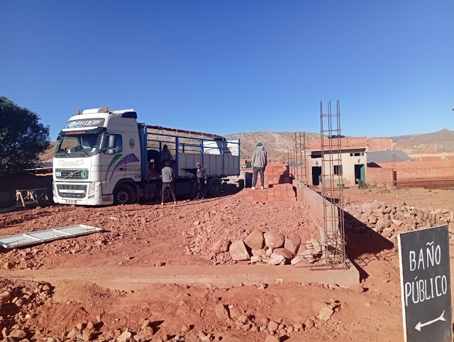 Die am letzten Freitag bestellte Lieferung der Ziegel für die Kirche in Pampa Colorada Bolivien ist eingetroffen. Bald wird man das Ergebnis in Pampa Colorada sehen können. Wir würden uns freuen, wenn sie eine Kleinigkeit zu diesem Projekt hinzugeben könnten.  Gemeinsam sind wir stark! Die Ziegel für die Kirche in Pampa Colorada werden gerade abgeladen.