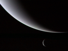 pemandangan-bulan-sabit-dari-neptunus-dan-triton-astronomi